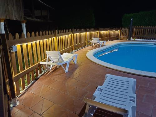 Skats, Spacious villa with pool in Empalme de Vilar - 300 m², 8 guests in A Famelga