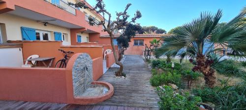 Studio charmant à Hyères, 20 m², jardin et parking privé