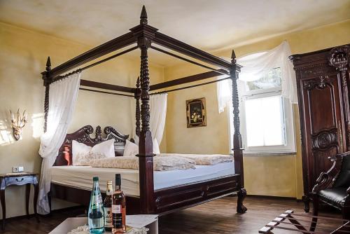 Märchenpension Rotkäppchen und der Wolf in Großwaltersdorf, Deutschland
