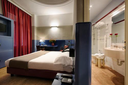 Economy Triple Room image 5