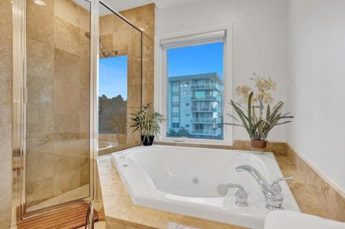 Villa Shoreline Luxe, Cozy 3BR Villa with Resort-Style Pool in Eastern Shores