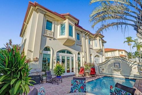 Villa Shoreline Luxe, Cozy 3BR Villa with Resort-Style Pool in Eastern Shores