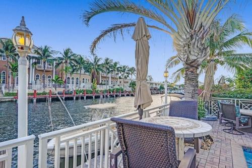 Villa Shoreline Luxe, Cozy 3BR Villa with Resort-Style Pool in Eastern Shores