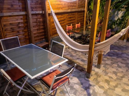 ระเบียง/ชานเรือน, Appartement charmant à Sainte-Rose de 40 m² avec piscine (Appartement charmant a Sainte-Rose de 40 m² avec piscine) in ซานต์ โรเซ
