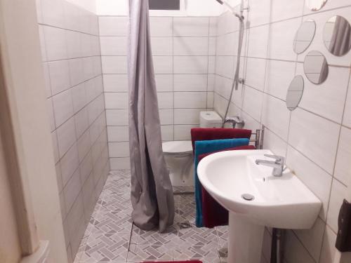 ห้องน้ำ, Appartement charmant à Sainte-Rose de 40 m² avec piscine (Appartement charmant a Sainte-Rose de 40 m² avec piscine) in ซานต์ โรเซ