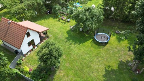 Apartament wśród kwiatów i jabłoni - domek w Marcinowej Woli (Apartament wsrod kwiatow i jabloni - domek w Marcinowej Woli) in Paprotki
