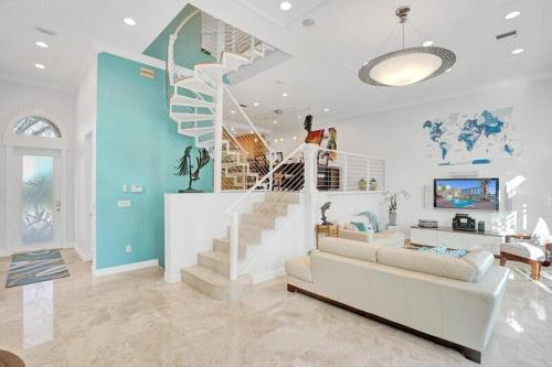 Villa Shoreline Luxe, Cozy 3BR Villa with Resort-Style Pool in Eastern Shores