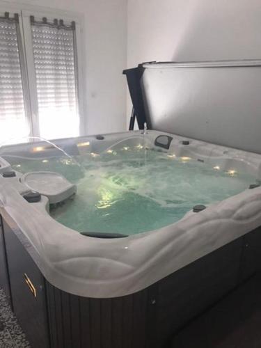 Spa, Maison chaleureuse à Bréville-sur-Mer avec jardin privé. (Maison chaleureuse a Breville-sur-Mer avec jardin prive.) in Breville-Sur-Mer