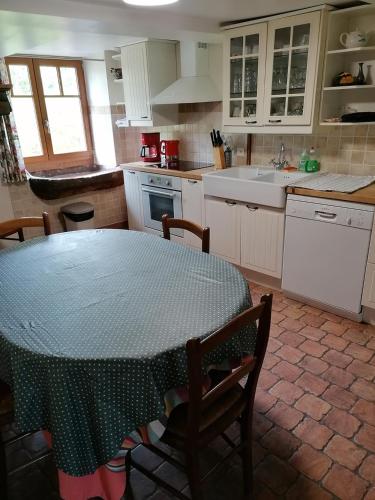 virtuve, Maison charmante dans le village de Taintrux avec jardin in Taintrux