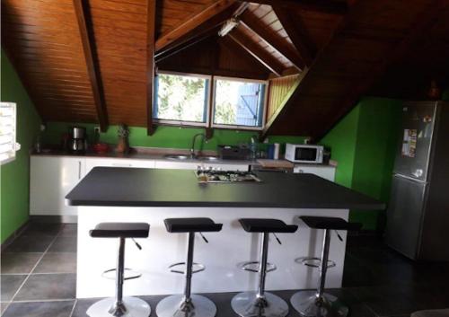 ห้องครัว, Studio cosy à Sainte-Rose, 45 m² avec balcon (Studio cosy a Sainte-Rose, 45 m² avec balcon) in ซานต์ โรเซ