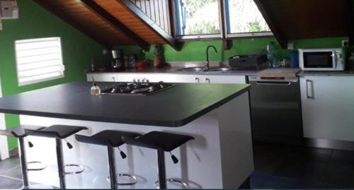 Studio cosy à Sainte-Rose, 45 m² avec balcon (Studio cosy a Sainte-Rose, 45 m² avec balcon) in ซานต์ โรเซ