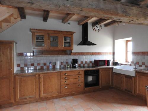 virtuve, Maison charmante près de Nueil-les-Aubiers avec jardin (Maison charmante pres de Nueil-les-Aubiers avec jardin) in Nueil-les-Aubiers
