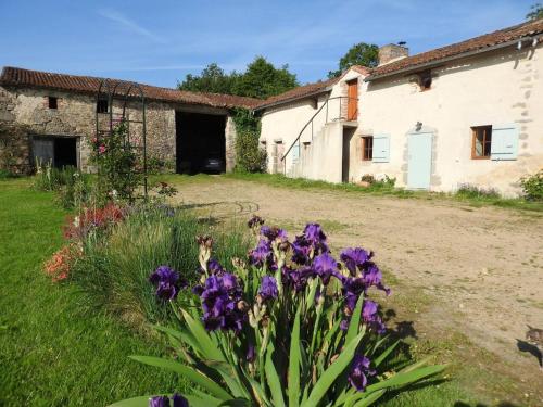 Maison charmante près de Nueil-les-Aubiers avec jardin gîte à louer Forêt d'Étusson