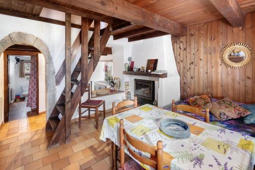 Maison Larzac Cevennes Grand Gite in Le Cros
