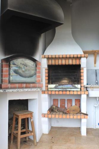 Cosy House in Nazaré with Fireplace - image 3