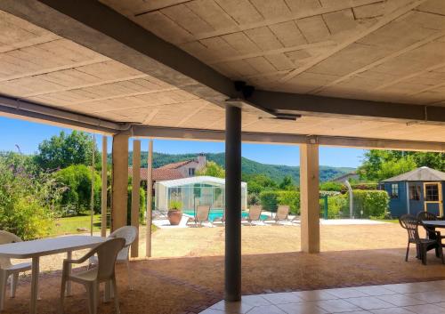 Balkons/terase, Maison charmante à Saint-Géry avec piscine partagée (Maison charmante a Saint-Gery avec piscine partagee) in Saint-Gery
