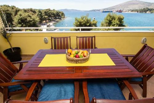 Spacious Apartment in Trogir with Parking, Trogir (Traù)