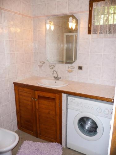Fürdőszoba, Appartement paisible a Saint-Crepin avec vue sur la montagne in Saint-Crepin