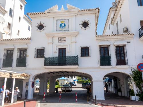 Bright apartment with sea view in Casares, 96 m², pool, Malaga