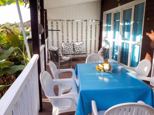 شرفة/ تراس, Bungalow accueillant a Bouillante avec climatisation et terrasse in Bouillante