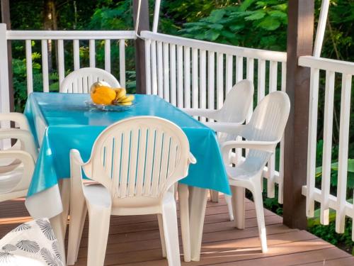 شرفة/ تراس, Bungalow accueillant a Bouillante avec climatisation et terrasse in Bouillante