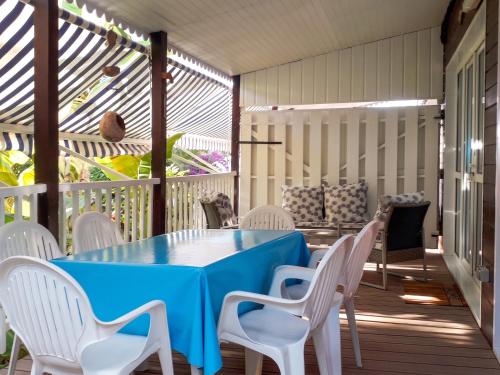 شرفة/ تراس, Bungalow accueillant a Bouillante avec climatisation et terrasse in Bouillante