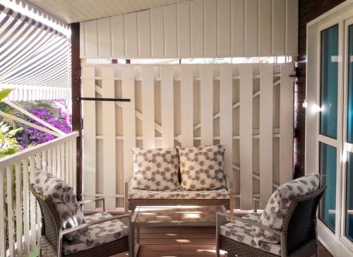 شرفة/ تراس, Bungalow accueillant a Bouillante avec climatisation et terrasse in Bouillante