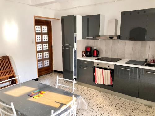 virtuve, Appartement spacieux à Bessèges - Vue montagne et terrasse (Appartement spacieux a Besseges - Vue montagne et terrasse) in Besseges