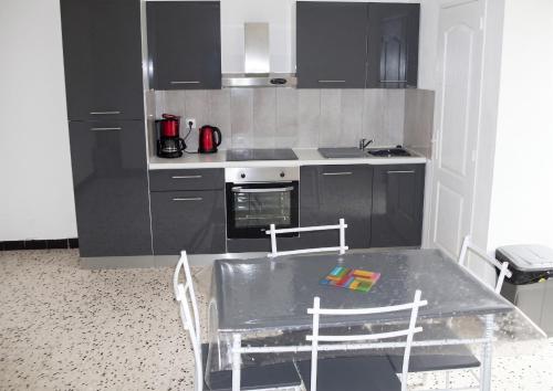 virtuve, Appartement spacieux à Bessèges - Vue montagne et terrasse (Appartement spacieux a Besseges - Vue montagne et terrasse) in Besseges
