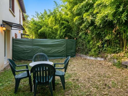 Dārzs, Appartement spacieux à Bessèges - Vue montagne et terrasse (Appartement spacieux a Besseges - Vue montagne et terrasse) in Besseges