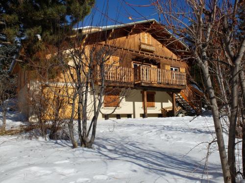 Chalet chaleureux à Saint-Chaffrey avec vue montagne et cheminée gîte à louer Chantemerle