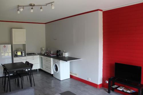 Kitchen, Maison charmante a Saint-Patrice avec jardin prive in Saint-Patrice