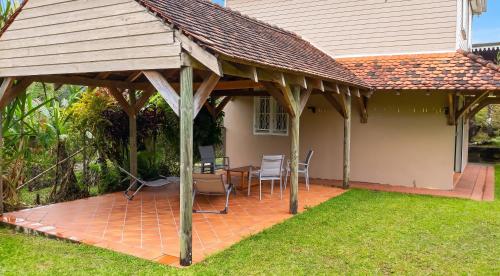 Erkély/terasz, Maison charmante à Gros-Morne + jardin (Maison charmante a Gros-Morne + jardin) in Gros-Morne