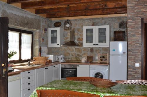 ห้องครัว, Charming House in Celorico de Basto with Mountain View in เซโลริโก เด บาสโต