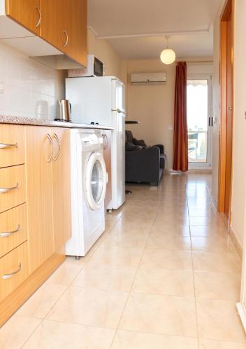 Cozy apartment in Dénia 40 m² with shared pool - image 3
