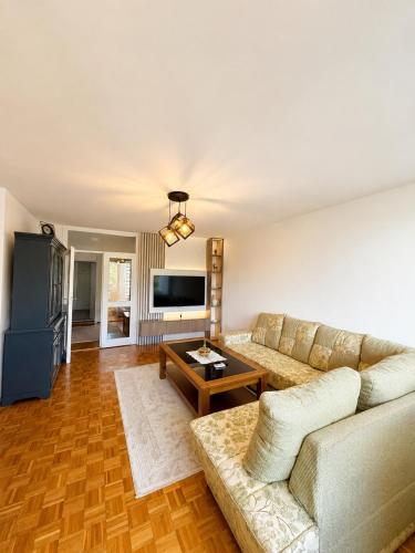 Riverside Apartment, 10min Airport