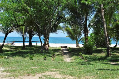 Skats, Charming house with sea view in Foulpointe + Enclosed garden. in Foulpointe