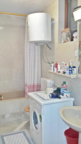 Vannas istaba, Spacious Apartment in Zlarin + terrace in Zlarin