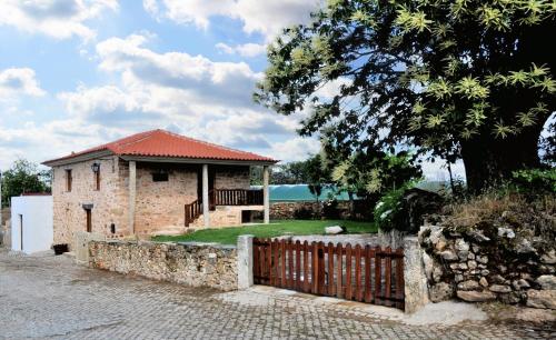 . Charming House in Parada + Fireplace
