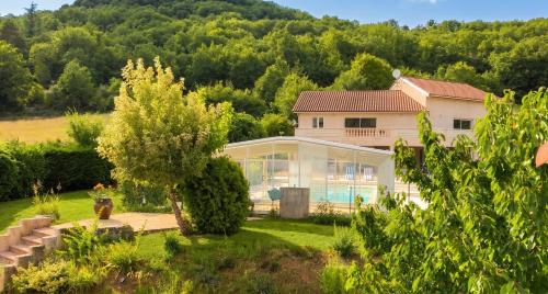 Dārzs, Maison accueillante à Saint-Géry avec piscine partagée (Maison accueillante a Saint-Gery avec piscine partagee) in Saint-Gery
