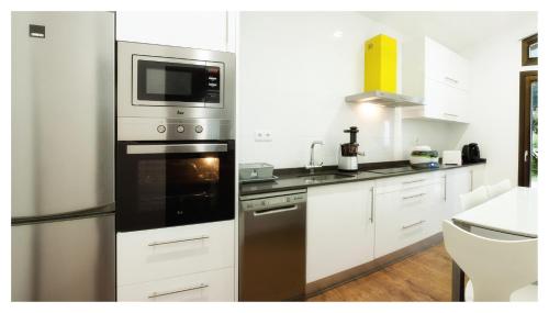 virtuve, Elegant Villa in Outes with Pool in Tavilo