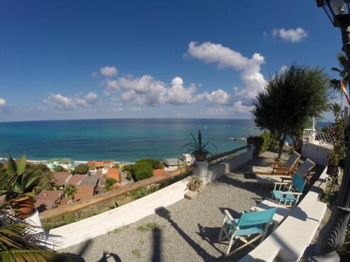 Deluxe Triple Room with Balcony and Sea View image 4