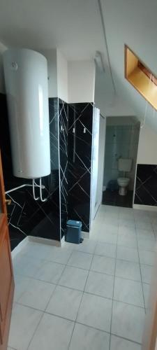Vannas istaba, Alice Apartman in Kiskore