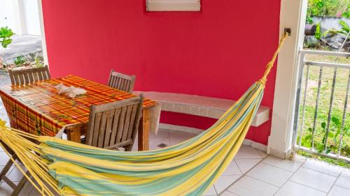 Balcony/terrace, Maison confortable Le Moule Jacuzzi in Le Moule