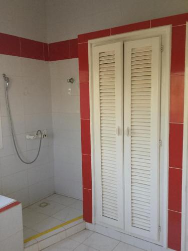 Zuhanyzó, Bright apartment with sea view and garden in Ouoran, 100 m² in Ouoran