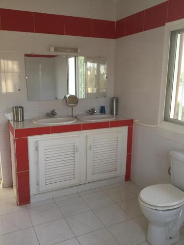 Fürdőszoba, Bright apartment with sea view and garden in Ouoran, 100 m² in Ouoran