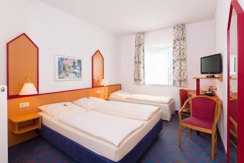 1 queen bed, 1 twin bed