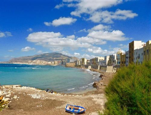 Contemporary Apartment in Trapani 50 m² with Balcony - image 3