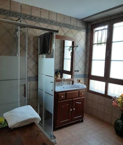 Vannas istaba, Spacious villa with pool in Empalme de Vilar - 300 m², 8 guests in A Famelga