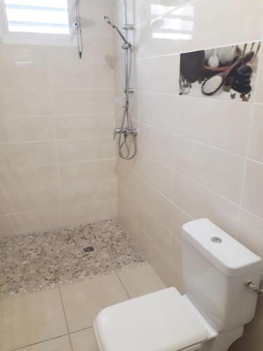 ห้องน้ำ, Studio tout confort à Sainte-Anne - 39 m² - Vue sur jardin (Studio tout confort a Sainte-Anne - 39 m² - Vue sur jardin) in เบราร์ด